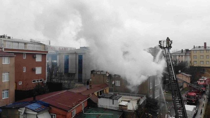 Ataşehir’de 3 Katlı Binanın Çatı Katı Alevlere Teslim Oldu