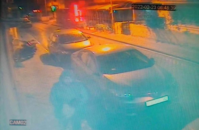 Kuşadası’nda Ayna Hırsızı Güvenlik Kamerasına Yakalandı