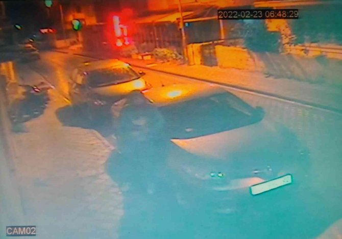 Kuşadası’nda Ayna Hırsızı Güvenlik Kamerasına Yakalandı