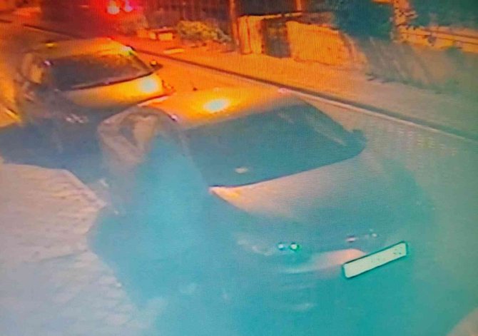 Kuşadası’nda Ayna Hırsızı Güvenlik Kamerasına Yakalandı