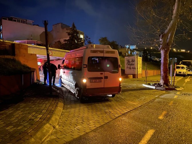 Tren Yolu Alt Geçidine Sıkışan Aracı İtfaiye Kurtardı