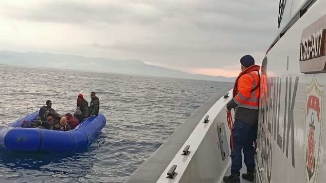 Ayvalık’ta 17 Göçmen Kurtarıldı