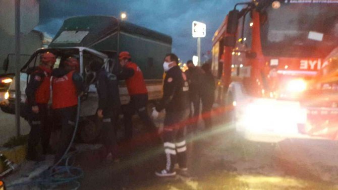 Edremit’te İki Kamyonet Çarpıştı: 1 Yaralı