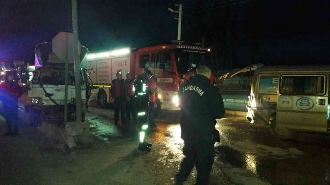 Edremit’te İki Kamyonet Çarpıştı: 1 Yaralı
