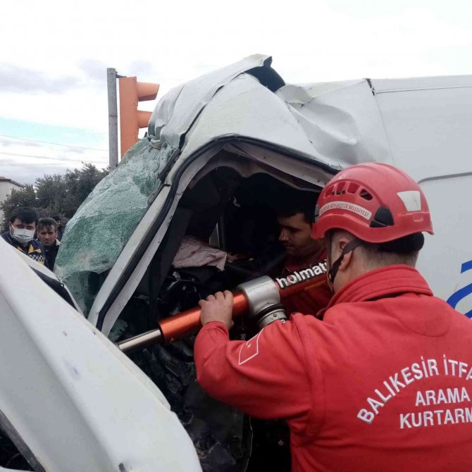 Sıkışan Sürücüyü İtfaiye Kurtardı