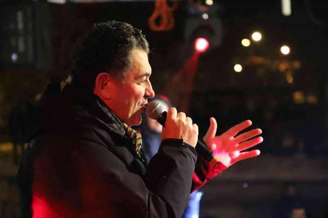 Sanatçı Başkan Faruk Demir’den Konserli Kutlama