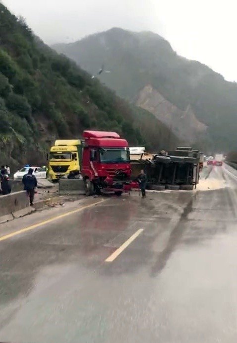 D650’de Bariyerleri Aşan Tır Karşı Şeride Geçti: 2 Yaralı