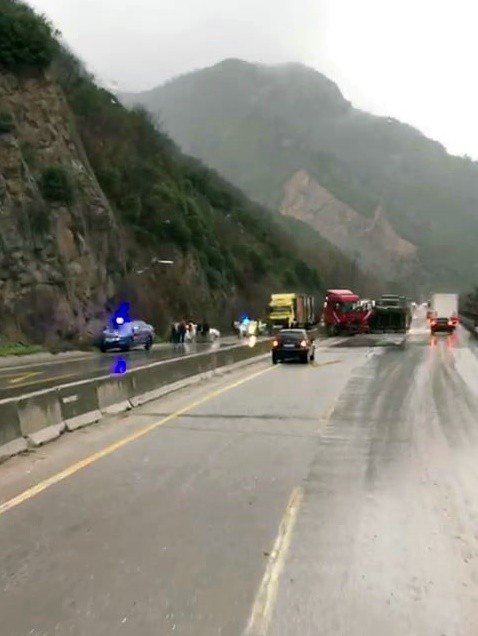 D650’de Bariyerleri Aşan Tır Karşı Şeride Geçti: 2 Yaralı