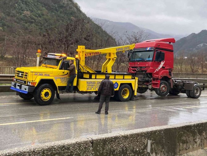 D650’de Bariyerleri Aşan Tır Karşı Şeride Geçti: 2 Yaralı