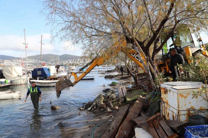 Bodrum’da Kaçak İskeleler Yıkılıyor
