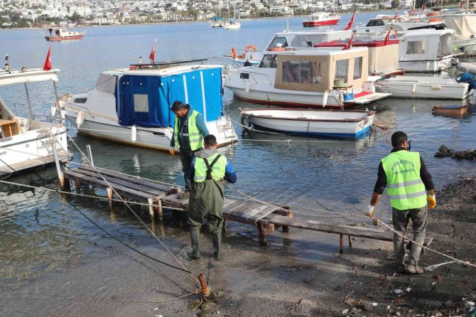 Bodrum’da Kaçak İskeleler Yıkılıyor