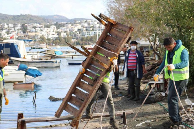 Bodrum’da Kaçak İskeleler Yıkılıyor