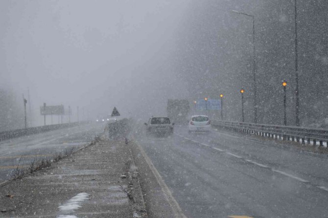 Bolu Dağı’nda Yoğun Kar Yağışı Etkili Oluyor