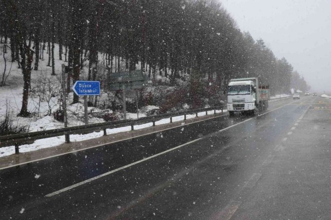 Bolu Dağı’nda Yoğun Kar Yağışı Etkili Oluyor