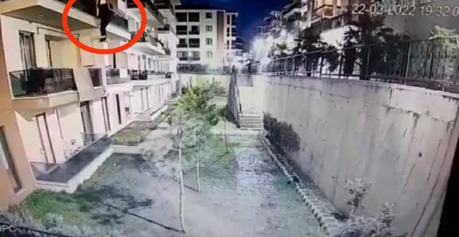 Palalı Örümcek Adam 5.kattan Aşağıya Böyle İndi...