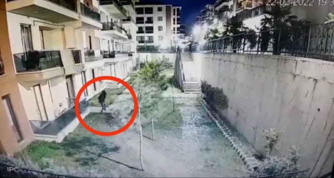 Palalı Örümcek Adam 5.kattan Aşağıya Böyle İndi...