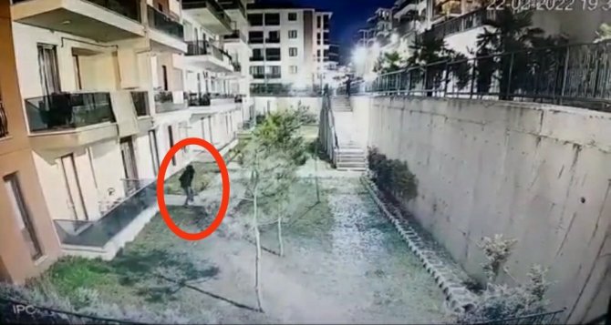 Palalı Örümcek Adam 5.kattan Aşağıya Böyle İndi...