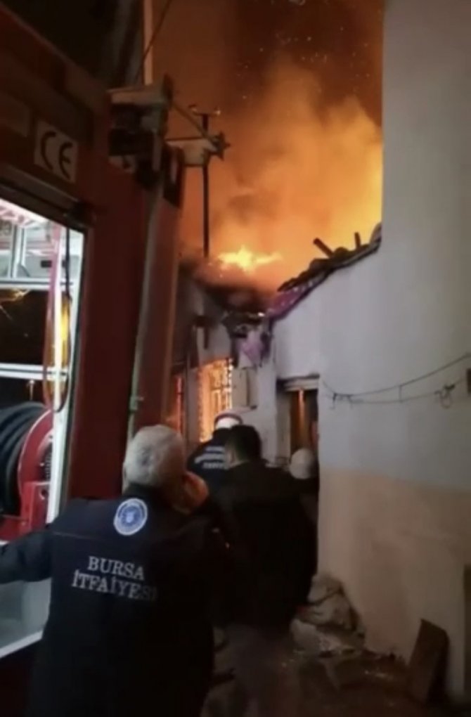 Bursa’da Ahşap Bina Alev Alev Yandı