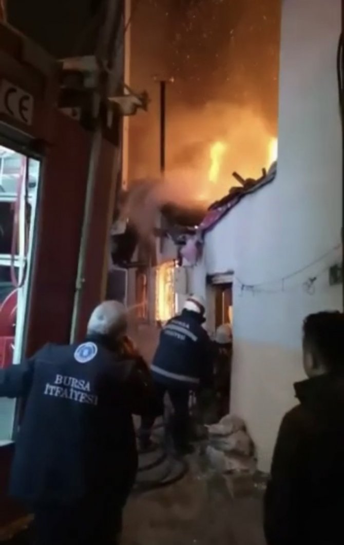 Bursa’da Ahşap Bina Alev Alev Yandı