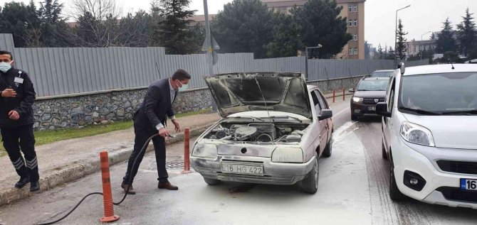 Bursa’da Otomobil Yangını Tüplü Müdahale Sonucu Büyümeden Söndürüldü