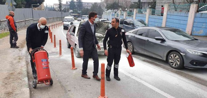 Bursa’da Otomobil Yangını Tüplü Müdahale Sonucu Büyümeden Söndürüldü
