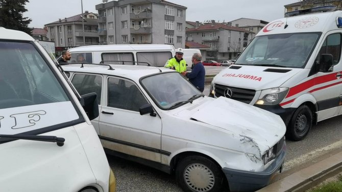 Kamyonet İle Otomobil Çarpıştı: 1 Yaralı