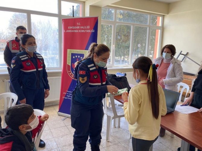 Jandarma Ekipleri Tarafından Öğrencilere Bilgilendirme Faaliyeti