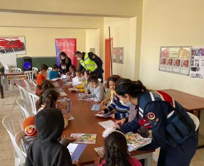 Jandarma Ekipleri Tarafından Öğrencilere Bilgilendirme Faaliyeti