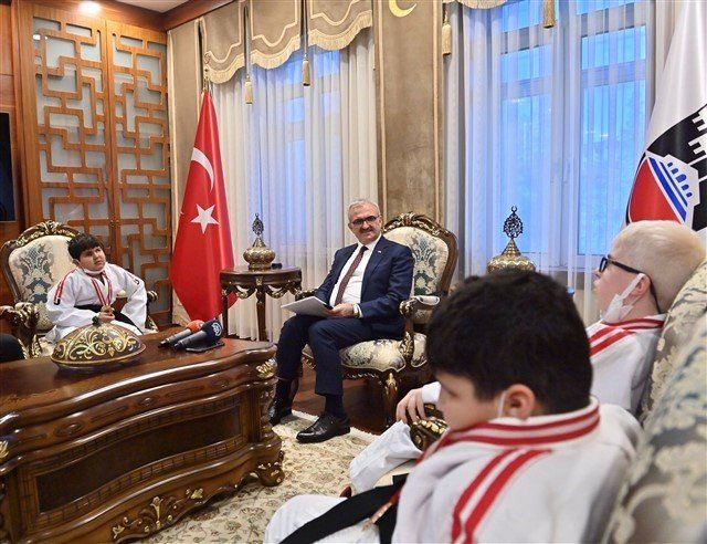 Görme Engelli Şampiyon Miniklerden Vali Karaloğlu’na Ziyaret