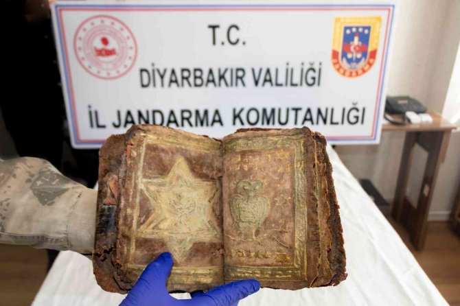 Diyarbakır’da İ̇branice El Yazmalı Kitap Ve Fermanı 20 Bin Dolara Satarken Yakalandılar