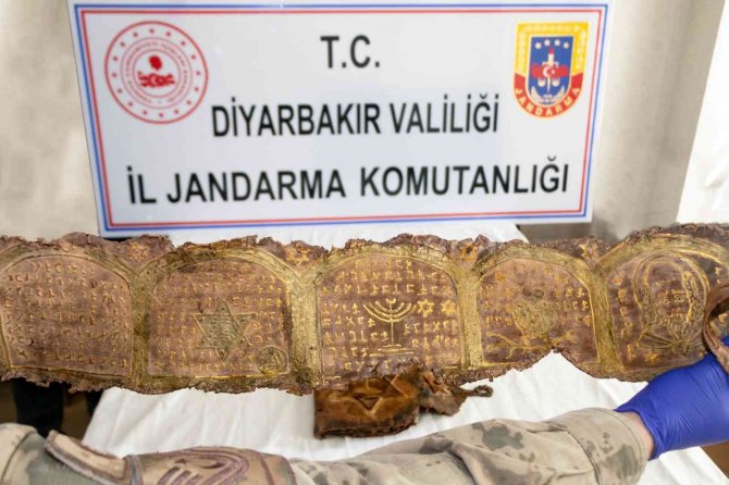 Diyarbakır’da İ̇branice El Yazmalı Kitap Ve Fermanı 20 Bin Dolara Satarken Yakalandılar