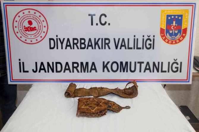 Diyarbakır’da İ̇branice El Yazmalı Kitap Ve Fermanı 20 Bin Dolara Satarken Yakalandılar