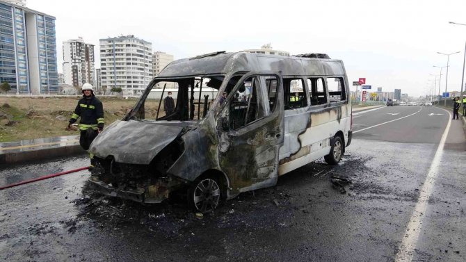 Minibüs Bir Anda Alev Aldı, Yolcular Son Anda Kurtuldu