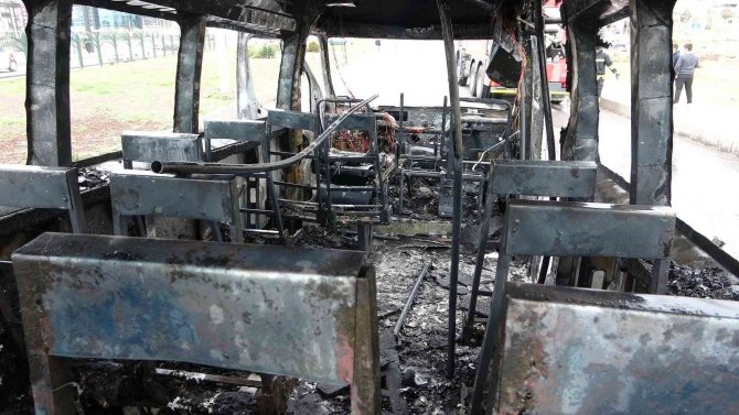 Minibüs Bir Anda Alev Aldı, Yolcular Son Anda Kurtuldu