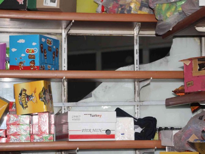 Vicdansız Hırsız, Fare Gibi Girdiği Büfeden Malzemelerle Birlikte Hayır Kumbarasını Da Çaldı