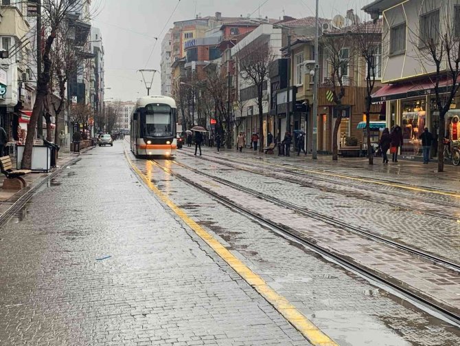 Eskişehir Güne Sağanak Yağışla Uyandı