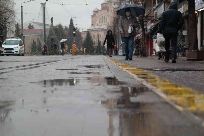 Eskişehir Güne Sağanak Yağışla Uyandı