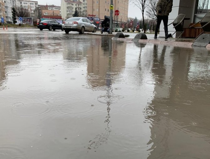 Şiddetli Yağmurun Ardından Bir Çok Bölgede Yollar Adeta Göle Döndü