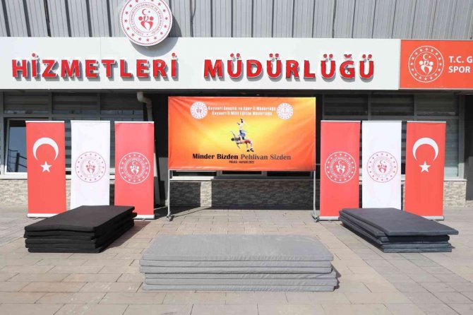 ’Minder Bizden Pehlivan Sizden’ Projesi Kapsamında Okullara Minder Verildi