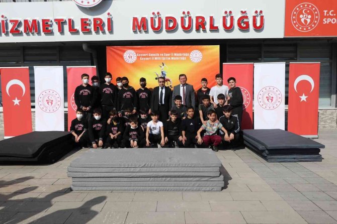 ’Minder Bizden Pehlivan Sizden’ Projesi Kapsamında Okullara Minder Verildi