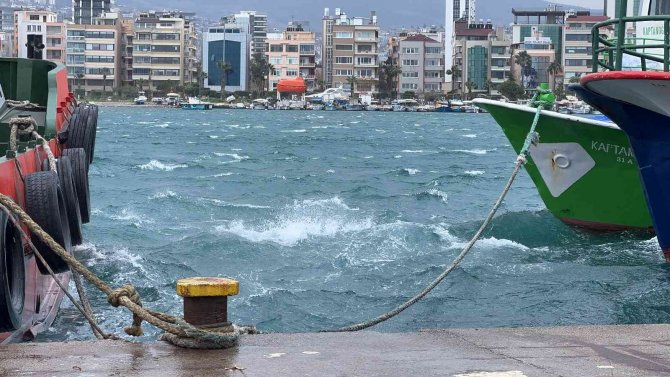 İ̇skenderun’da Fırtına Hasara Yol Açtı
