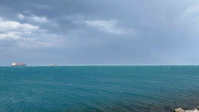 İ̇skenderun’da Fırtına Hasara Yol Açtı