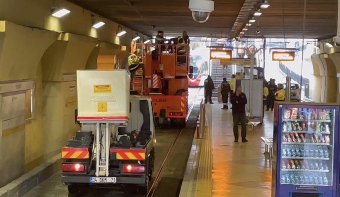 Topkapı’da Tramvay Yoluna Giren Çekici Teli Kopardı, Seferler Durdu