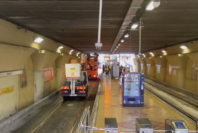 Topkapı’da Tramvay Yoluna Giren Çekici Teli Kopardı, Seferler Durdu
