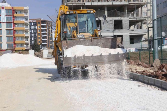 Karaköprü’de Üst Yapı Çalışmalarıyla Yollar Yenileniyor