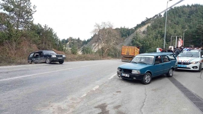 Kastamonu’da İki Otomobil Çarpıştı
