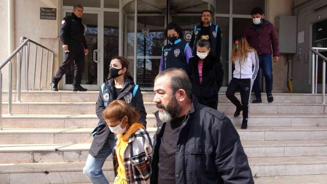 70 Bin Tl’lik Ziynet Eşyası Çalan 4 Kadın Yakalandı