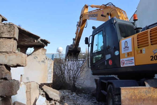 Kızıltepe’de Metruk Binaların Yıkımı Sürüyor