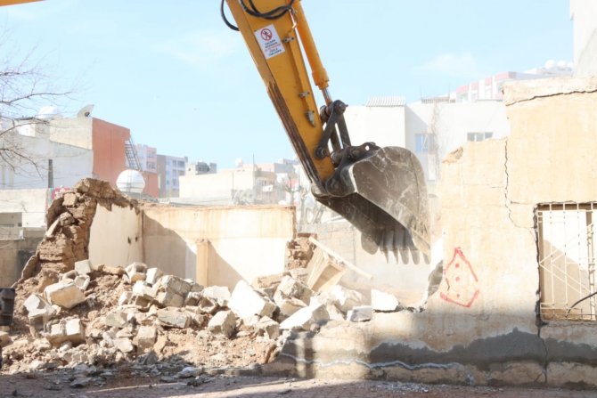 Kızıltepe’de Metruk Binaların Yıkımı Sürüyor