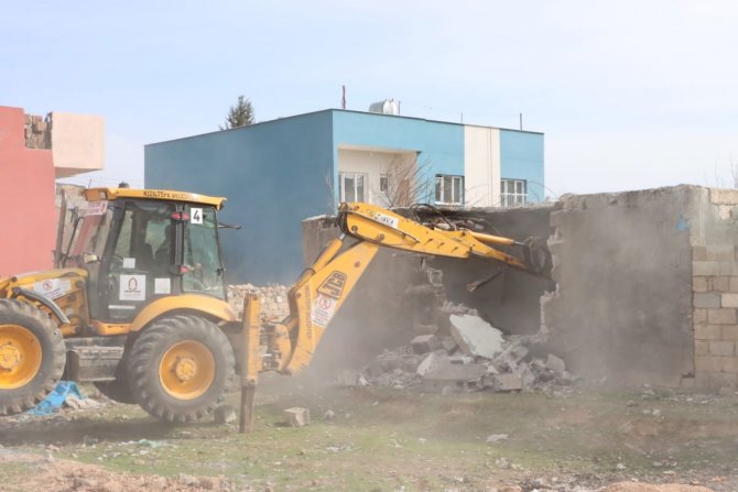 Kızıltepe’de Metruk Binaların Yıkımı Sürüyor